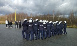 policjanci podczas ćwiczeń pozorowanych zamieszek miejskich