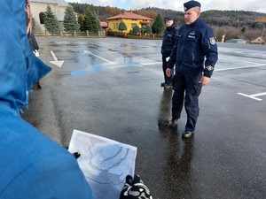 policyjny dowódca podczas odprawy przed rozpoczęciem ćwiczeń działań poszukiwawczych