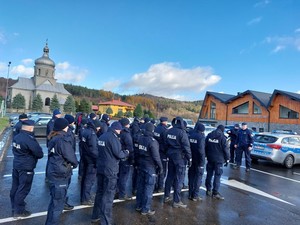 policjanci  podczas odprawy przed rozpoczęciem ćwiczeń działań poszukiwawczych