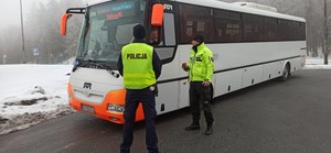Kontrola drogowa autobusu przeprowadzana przez policjantów ze Słowacji i Polski