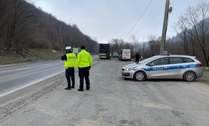 Kontrola drogowa przeprowadzana przez policjantów ze Słowacji i Polski