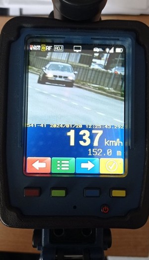 zdjęcie z policyjnego wideorejestratora rozpędzonego samochodu z pomiarem prędkości 137 km/h