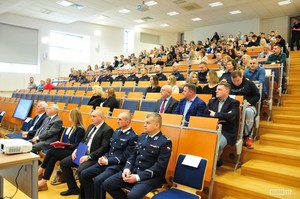 Uczestnicy konferencji podczas wykładu na auli. Na pierwszym planie prelegenci oraz reprezentanci służb mundurowych