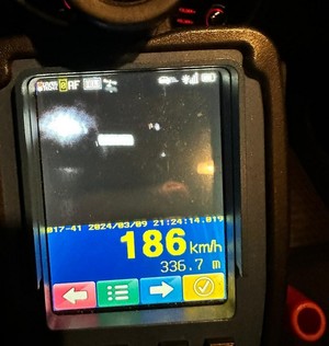 zdjęcie policyjnego wideorejestratora z wynikiem 186 km/h kierującego audi na ul. Podkarpackiej w Krośnie
