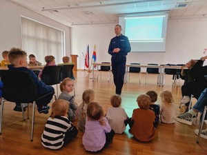 policjant podczas spotkania z dziećmi