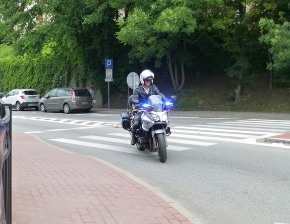 policjant na motocyklu służbowym w trakcie zabezpieczenia imprezy miejskiej