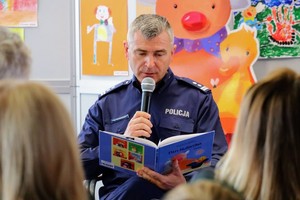 policyjny lektor w czasie akcji Ogólnopolskiego Tygodnia Czytania Dzieciom