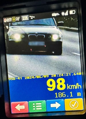 zdjęcie samochodu z policyjnego miernika pomiaru prędkości z wynikiem 98km/h