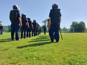 policjanci podczas ćwiczeń na obiektach stadionu miejskiego
