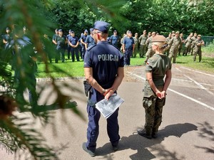 policjanci i żołnierze podczas odprawy przed rozpoczęciem ćwiczeń terenowych