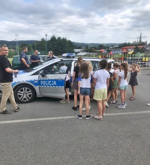 dzieci zwiedzają policyjny radiowóz