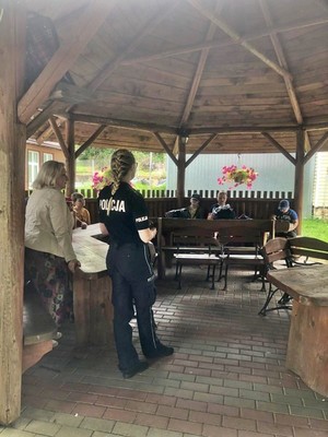 policjantka podczas pogadanki dla uczestników kolonii