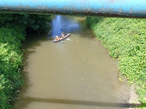 uczestnicy zawodów w kajaku na rzece