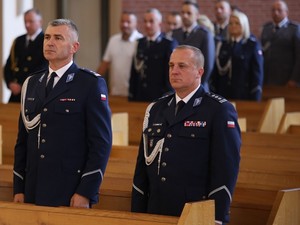 policjanci podczas nabożeństwa w kościele