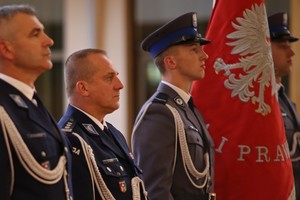 policjanci podczas nabożeństwa w kościele