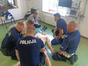 policjanci podczas szkolenia praktycznego w symulatorni medycznej