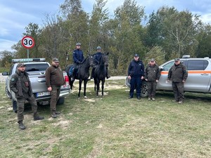 policjanci oraz strażnicy leśni podczas patrolu szlaku turystycznego