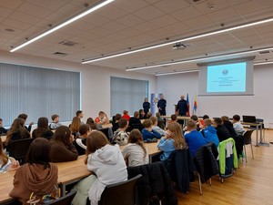 policjanci podczas inauguracji kampanii profilaktycznej z młodzieżą