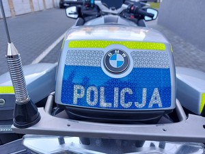 napis policja na tylnej części motocykla