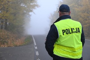 policjanci podczas kontroli stanu trzeźwości kierowców