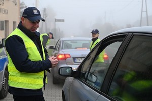 policjanci podczas kontroli stanu trzeźwości kierowców