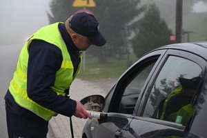 policjanci podczas kontroli stanu trzeźwości kierowców