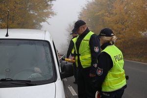 policjanci podczas kontroli stanu trzeźwości kierowców