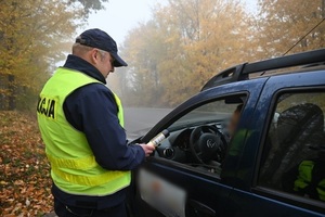 policjanci podczas kontroli stanu trzeźwości kierowców