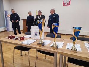 policjanci podczas spotkania kończącego turniej strzelecki