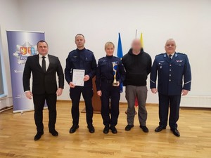 policjanci podczas spotkania kończącego turniej strzelecki