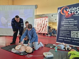 policjant podczas warsztatów z pierwszej pomocy dla młodzieży