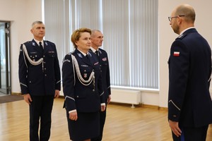 uczestnicy uroczystej zbiórki w Komendzie Miejskiej Policji w Krośnie