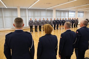 uczestnicy uroczystej zbiórki w Komendzie Miejskiej Policji w Krośnie