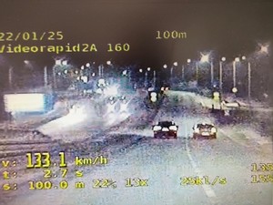 kadr z nagrania policyjnego videorejestratora z przekroczeniem prędkości przez kierującego fordem