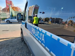 policyjny radiowóz, w tle budynki wielomieszkalne