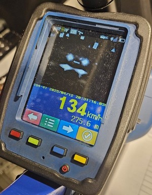 ekran policyjnego urządzenia ze zdjęciem pojazdu przekraczającego prędkość