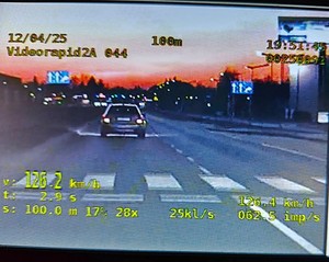 ekran policyjnego urządzenia ze zdjęciem pojazdu przekraczającego prędkość