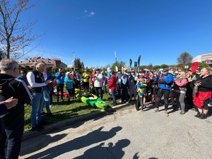 uczestnicy spływu kajakowego podczas odprawy