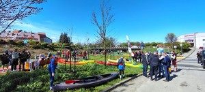 uczestnicy zawodów kajakowych podczas odprawy