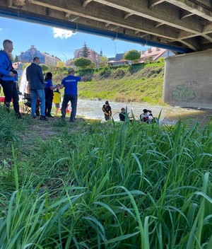 uczestnicy zawodów kajakowych podczas spływu