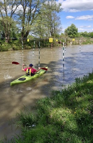 uczestnicy zawodów kajakowych podczas spływu