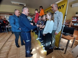 uczestnicy turnieju bezpieczeństwa w ruchu drogowym podczas rozdania nagród