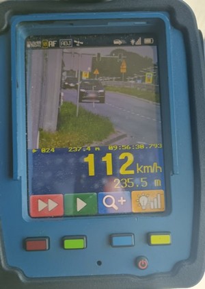 zdjęcia ekranu policyjnego miernika prędkości, dokumentujące wykroczenia drogowe popełnione przez kierujących
