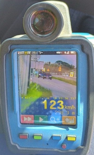 zdjęcia ekranu policyjnego miernika prędkości, dokumentujące wykroczenia drogowe popełnione przez kierujących