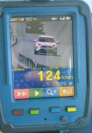 zdjęcia ekranu policyjnego miernika prędkości, dokumentujące wykroczenia drogowe popełnione przez kierujących