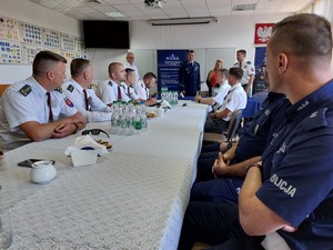 Pracownicy Wojewódzkiego Ośrodka Ruchu Drogowego w Krośnie oraz funkcjonariusze Policji z Polski i Słowacji w czasie spotkania