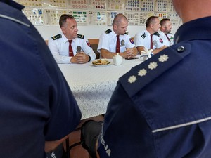 Pracownicy Wojewódzkiego Ośrodka Ruchu Drogowego w Krośnie oraz funkcjonariusze Policji z Polski i Słowacji w czasie spotkania