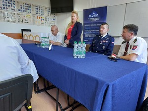 Pracownicy Wojewódzkiego Ośrodka Ruchu Drogowego w Krośnie oraz funkcjonariusze Policji z Polski i Słowacji w czasie spotkania