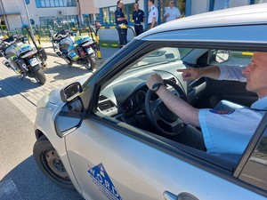 Pracownicy Wojewódzkiego Ośrodka Ruchu Drogowego w Krośnie oraz funkcjonariusze Policji z Polski i Słowacji w czasie spotkania