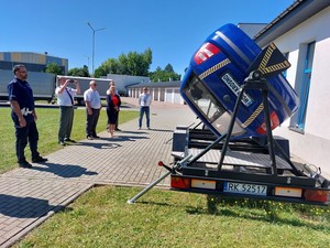 Pracownicy Wojewódzkiego Ośrodka Ruchu Drogowego w Krośnie oraz funkcjonariusze Policji z Polski i Słowacji w czasie spotkania